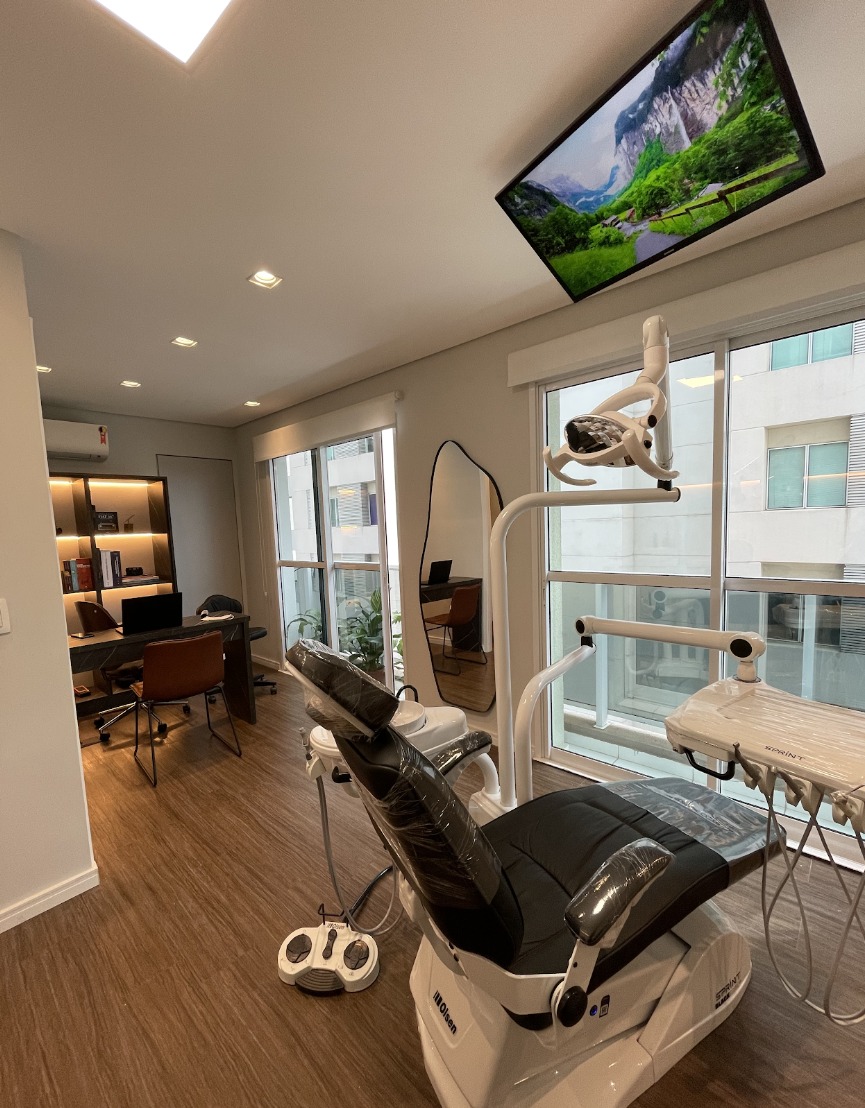 Ambiente acolhedor e iluminado do consultório clínico da ONE Dental Studio na Vila Clementino